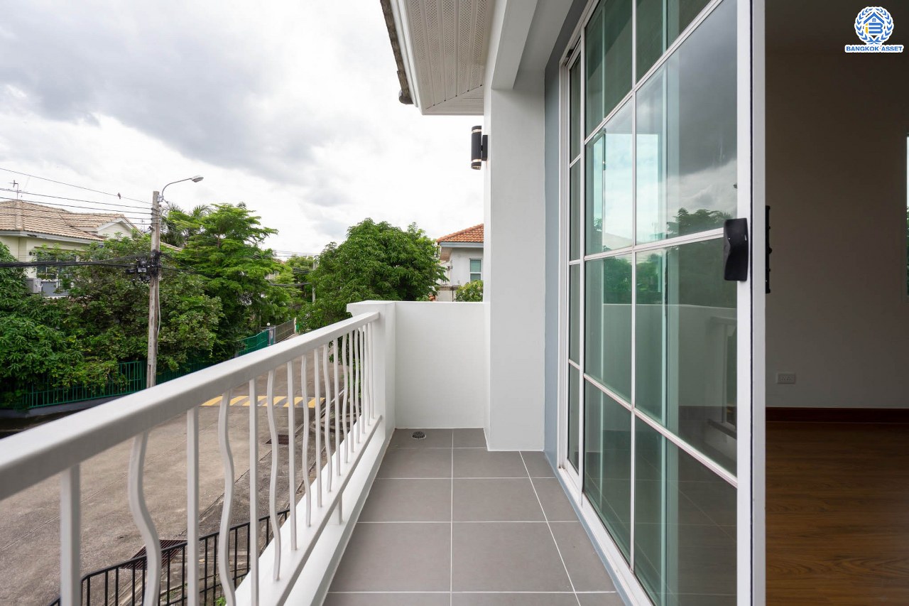 บ้านมือสองตกแต่งใหม่ ม.ชลลดา วัดลาดปลาดุก บ้านเดี่ยวหลังมุม คุณภาพระดับ L&H บนเนื้อที่ 61.3 ตร.ว. ฟังก์ชัน 3 ห้องนอน 3 ห้องน้ำ จอดรถได้ 1 คัน บนทำเลศักยภาพ เพียง 15 นาทีถึงเซ็นทรัลเวสท์เกต ใกล้รถไฟฟ้าสายสีม่วง "สถานีคลองบางไผ่"...